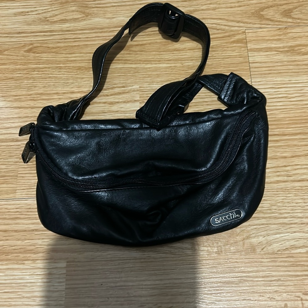 Satchi leather pouch